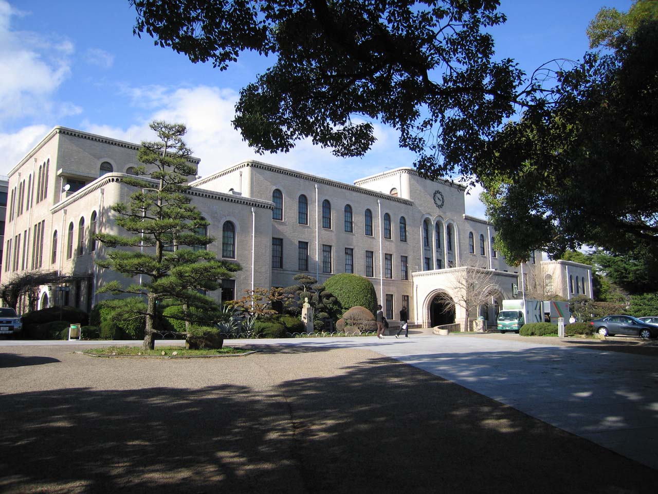 神戸大学